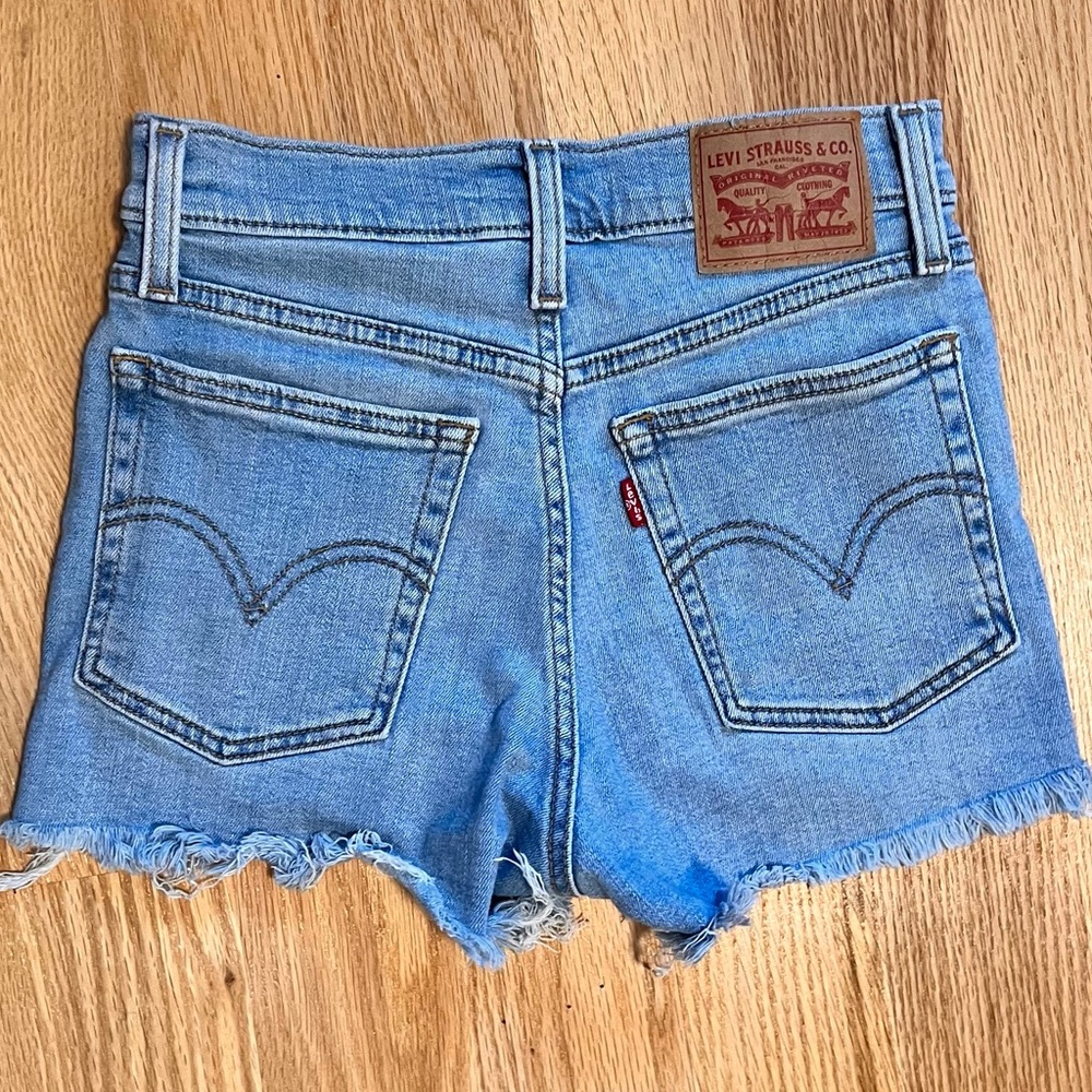 Levi’s high rise cut off shorts size 24